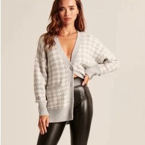Abercrombie & Fitch gray and white houndstooth knit cardigan, size X-Large